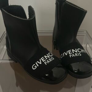 Givenchy toddler boots size 29 which is about the size of a T11
